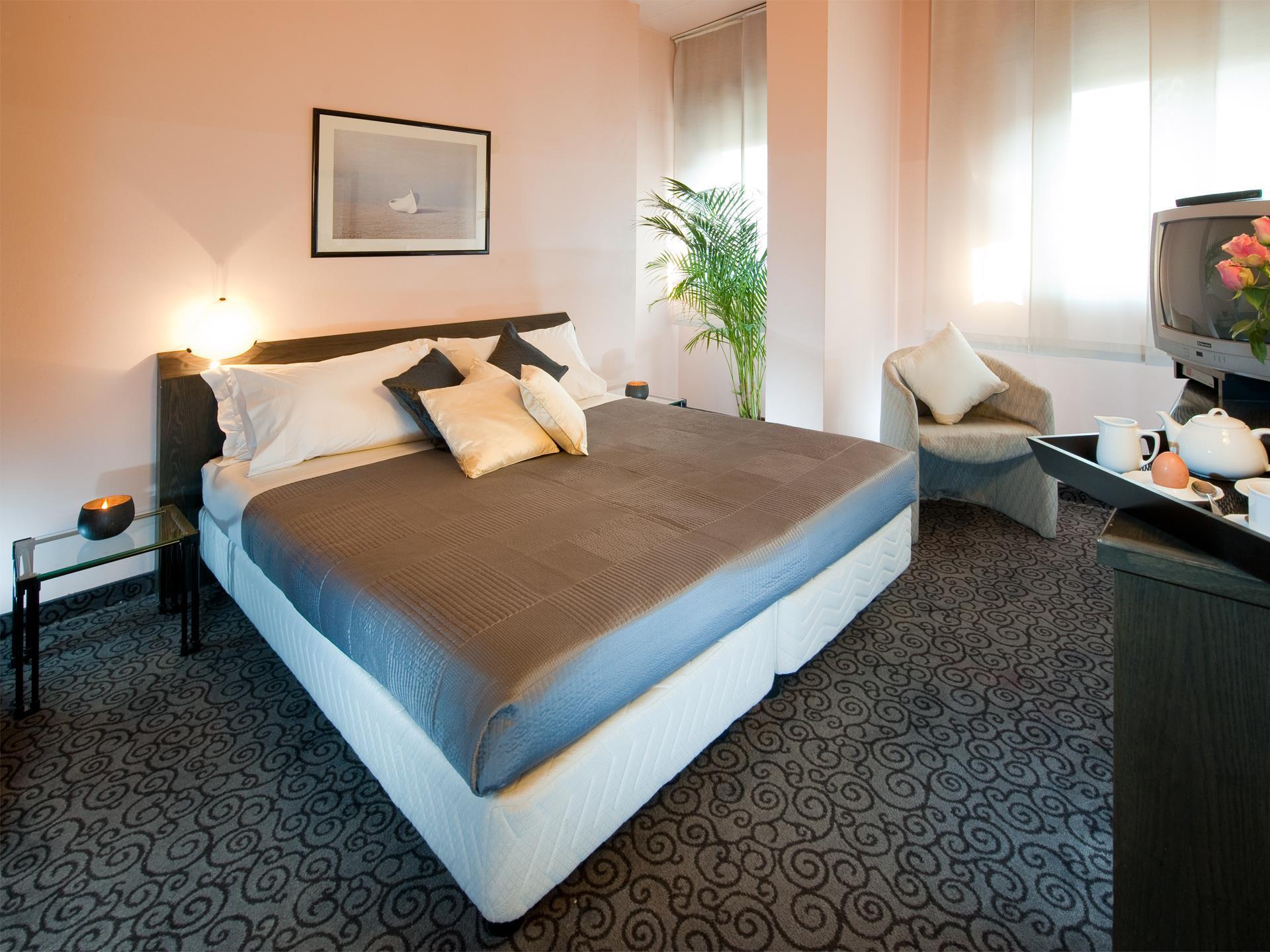 Hotel Comtur Бинаско Стая снимка