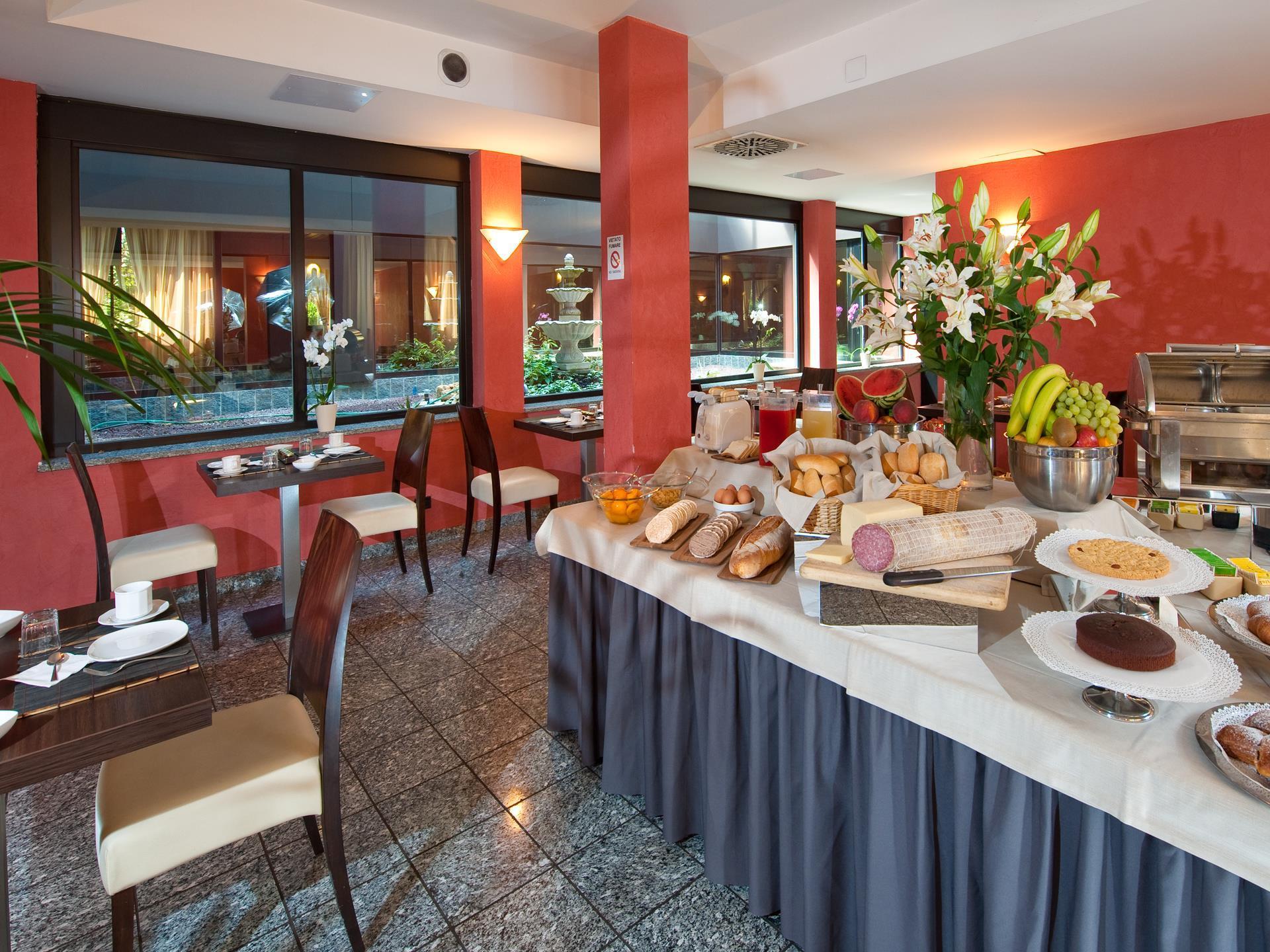 Hotel Comtur Бинаско Екстериор снимка