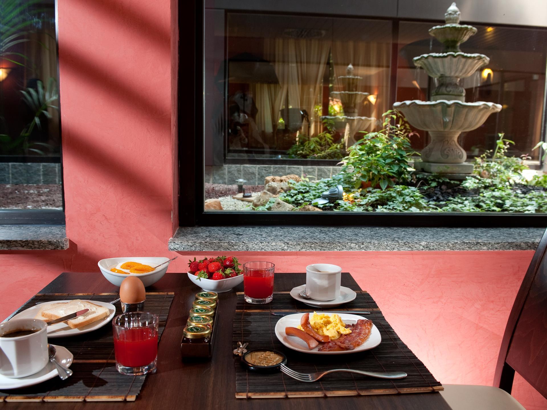 Hotel Comtur Бинаско Ресторант снимка