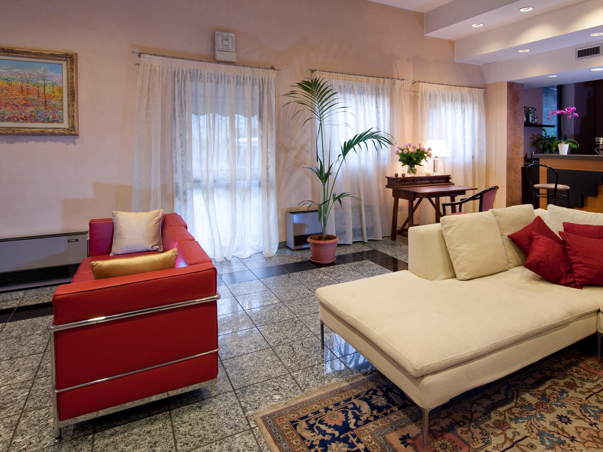 Hotel Comtur Бинаско Екстериор снимка