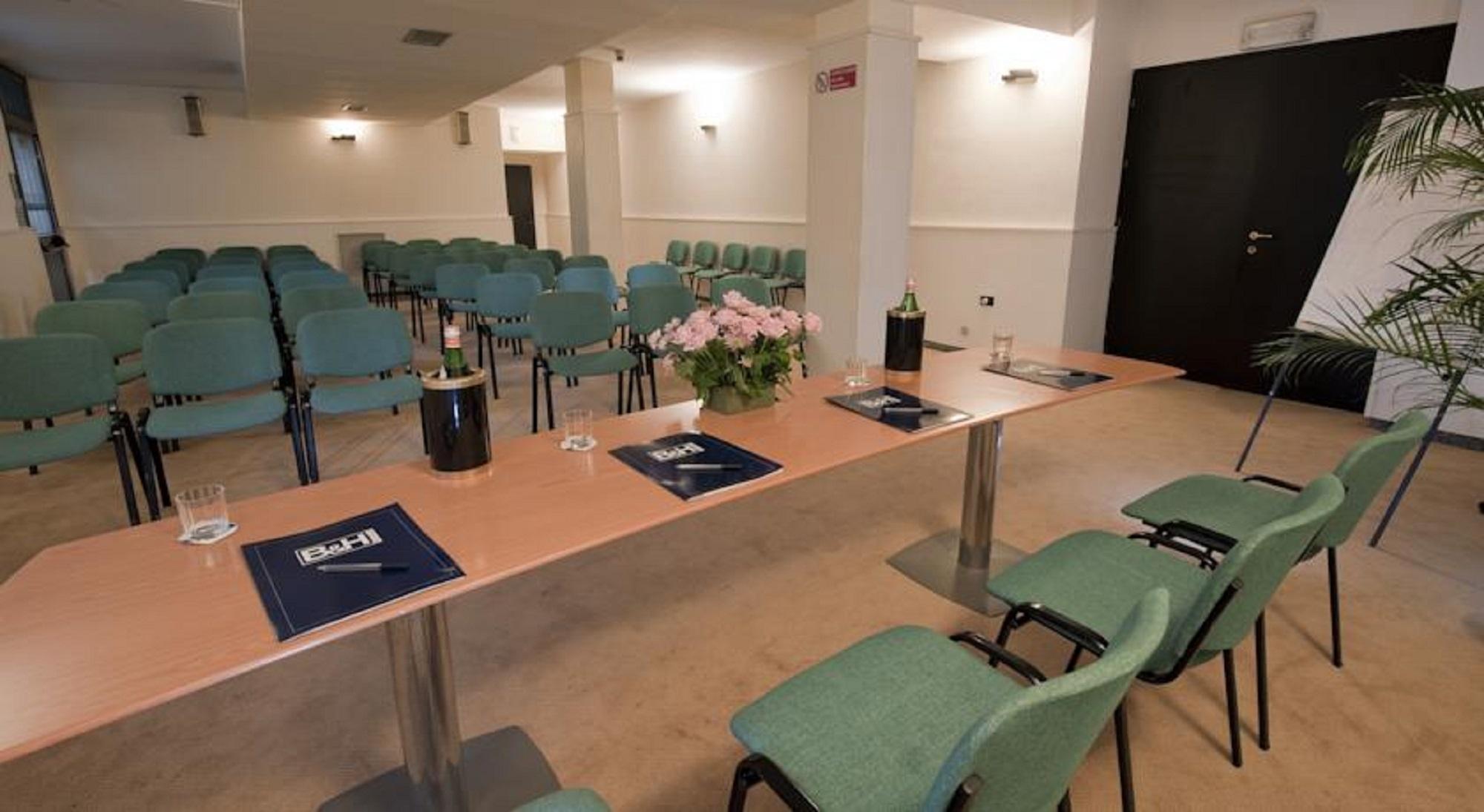 Hotel Comtur Бинаско Екстериор снимка