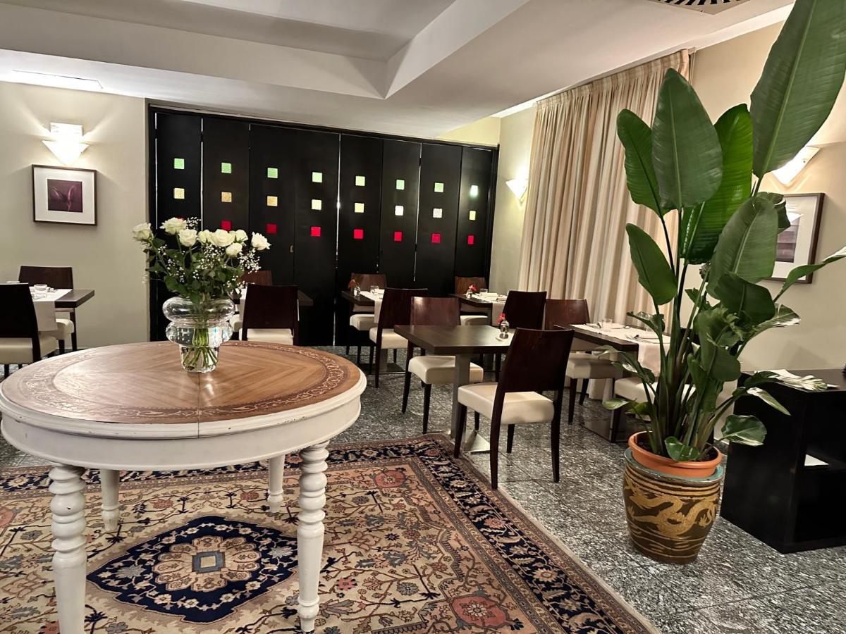 Hotel Comtur Бинаско Екстериор снимка