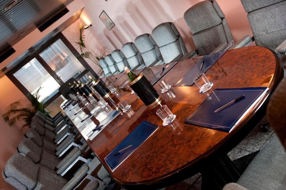Hotel Comtur Бинаско Екстериор снимка