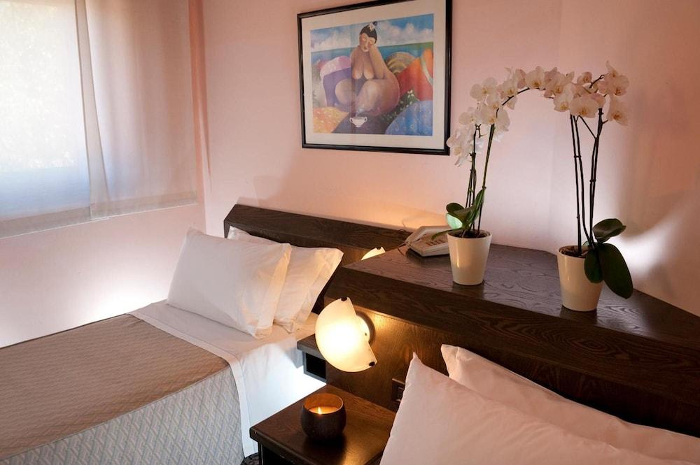 Hotel Comtur Бинаско Екстериор снимка