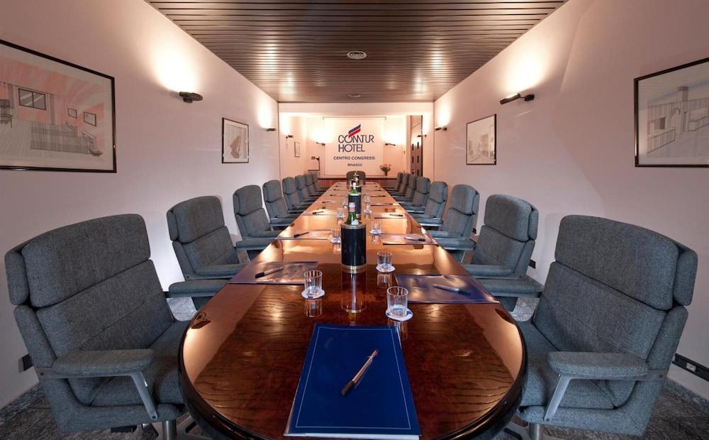 Hotel Comtur Бинаско Екстериор снимка