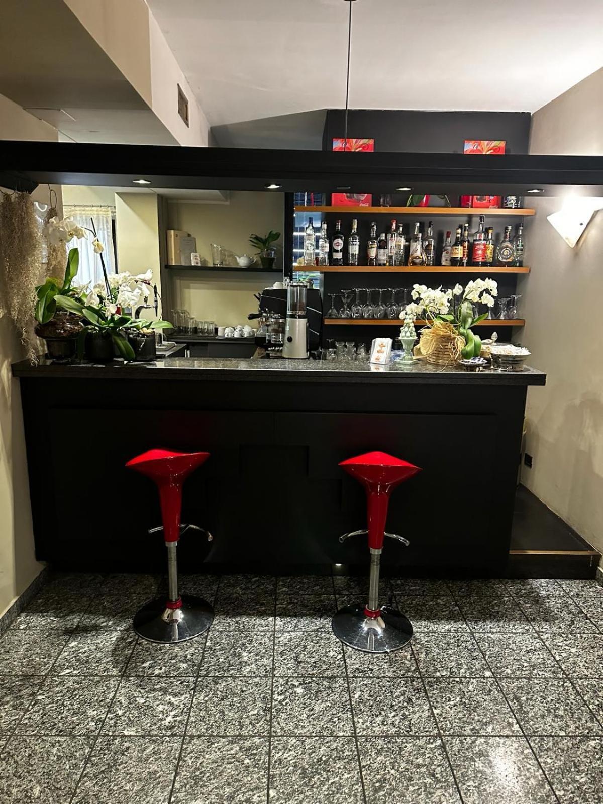 Hotel Comtur Бинаско Екстериор снимка