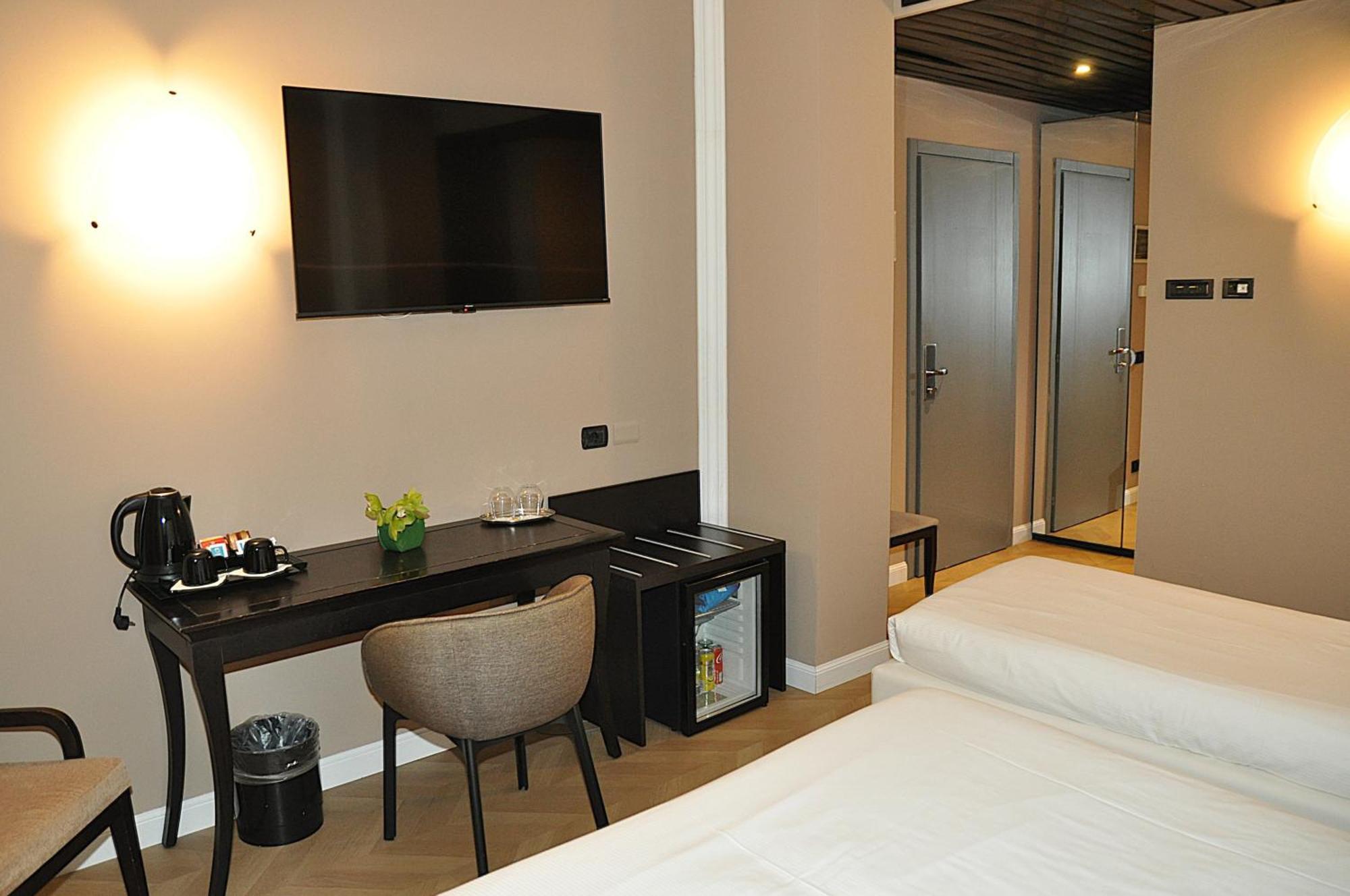 Hotel Comtur Бинаско Екстериор снимка