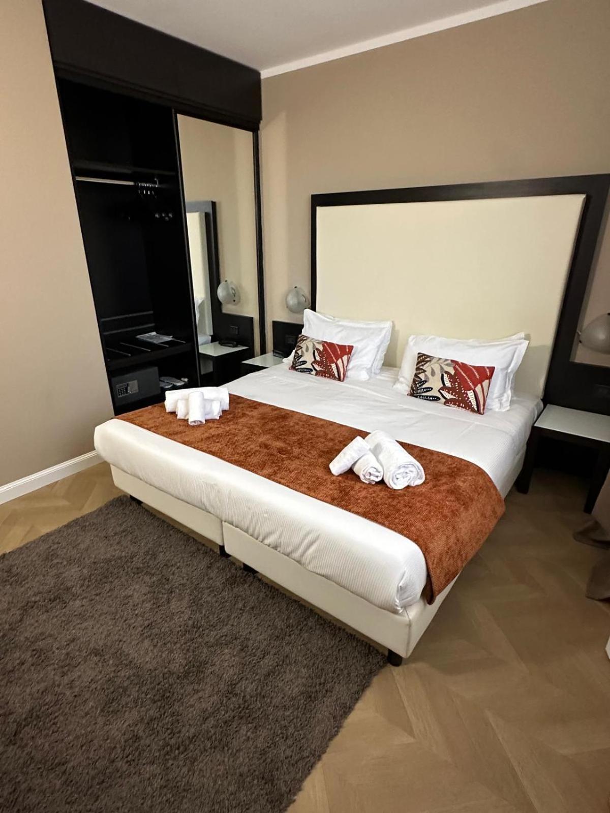 Hotel Comtur Бинаско Екстериор снимка