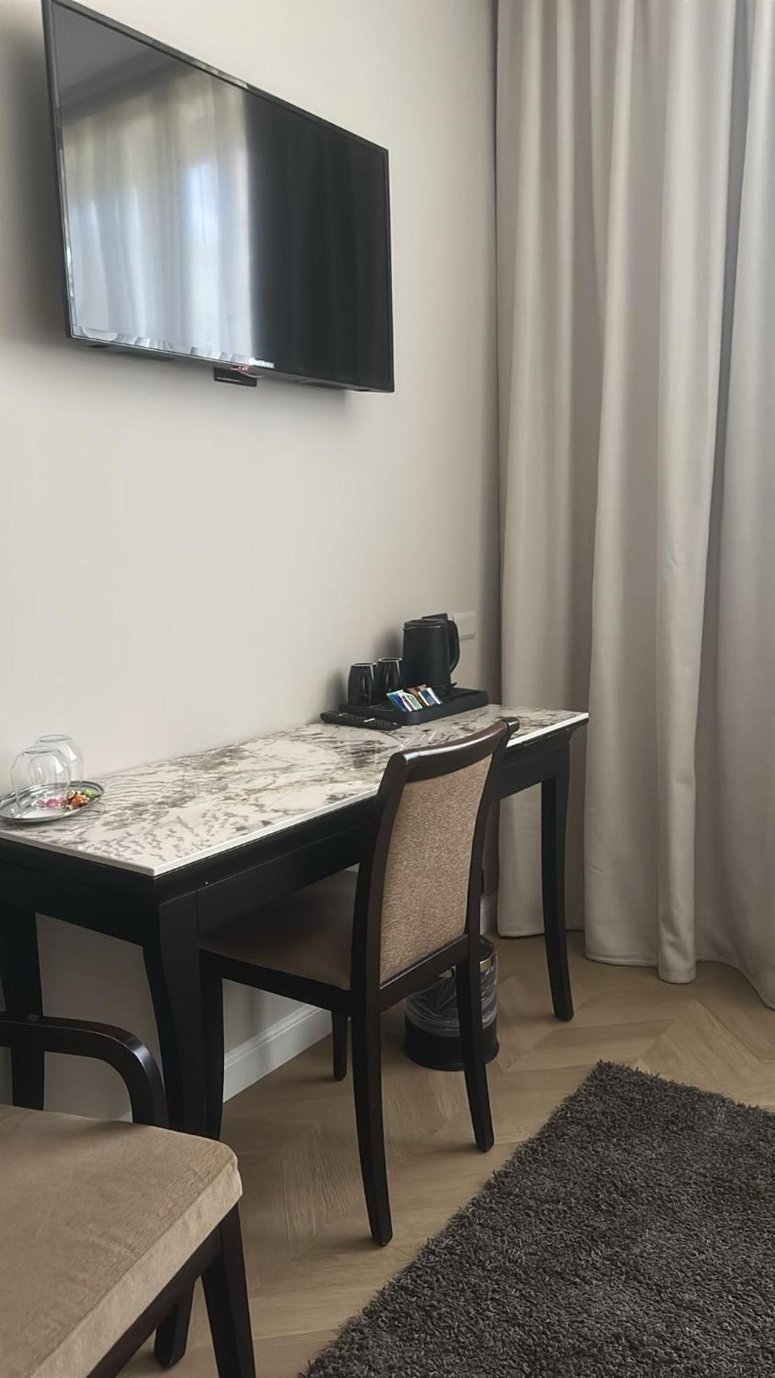 Hotel Comtur Бинаско Екстериор снимка