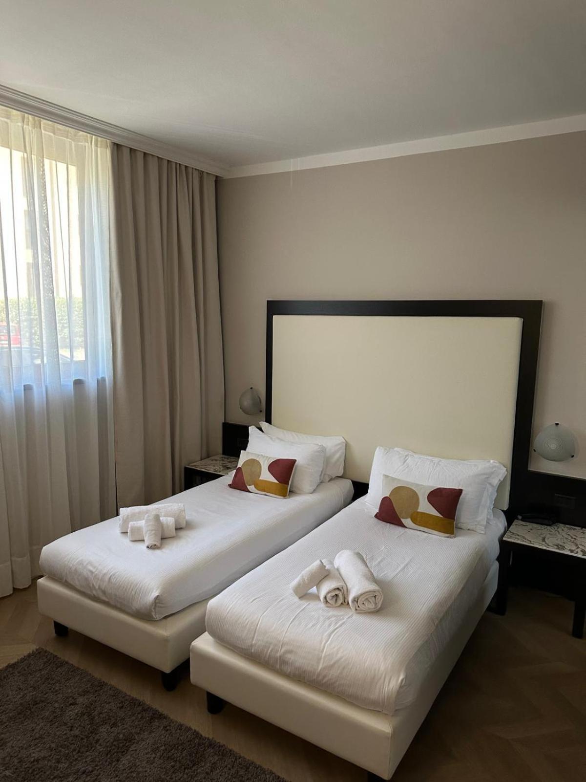 Hotel Comtur Бинаско Екстериор снимка