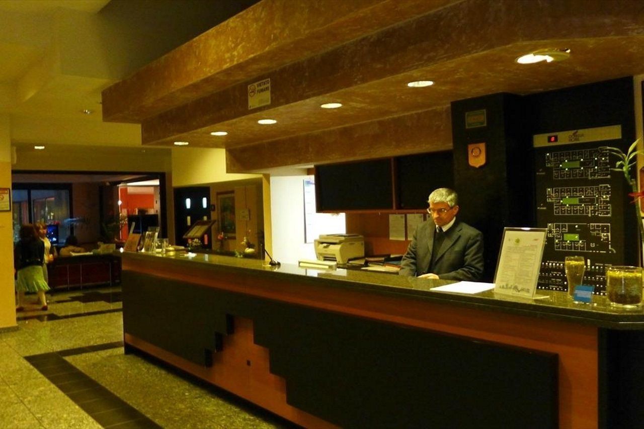 Hotel Comtur Бинаско Екстериор снимка