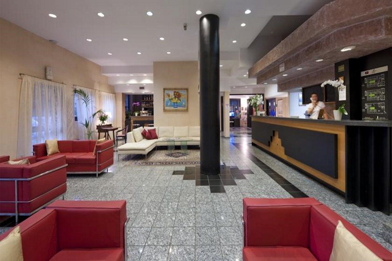 Hotel Comtur Бинаско Екстериор снимка