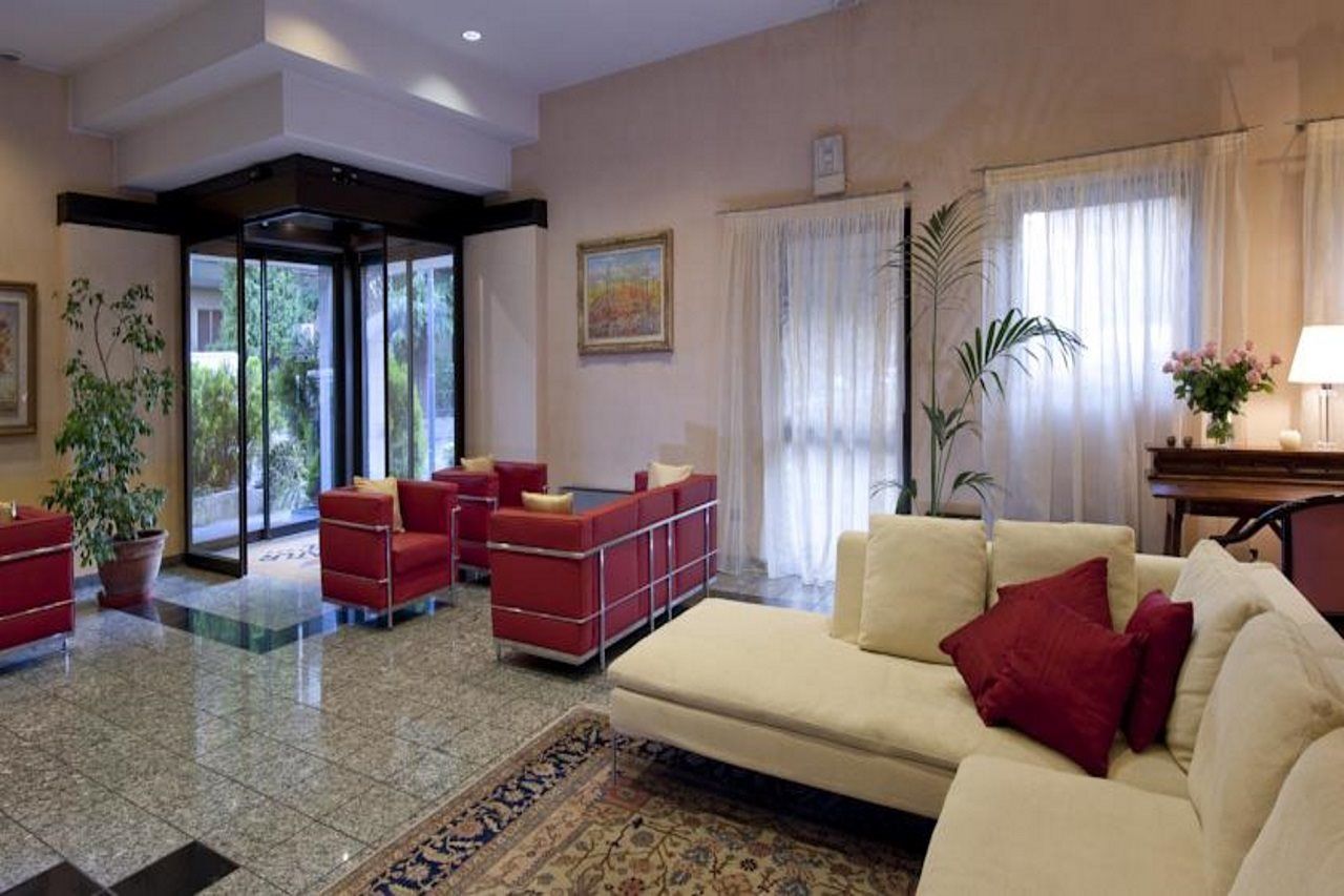 Hotel Comtur Бинаско Екстериор снимка
